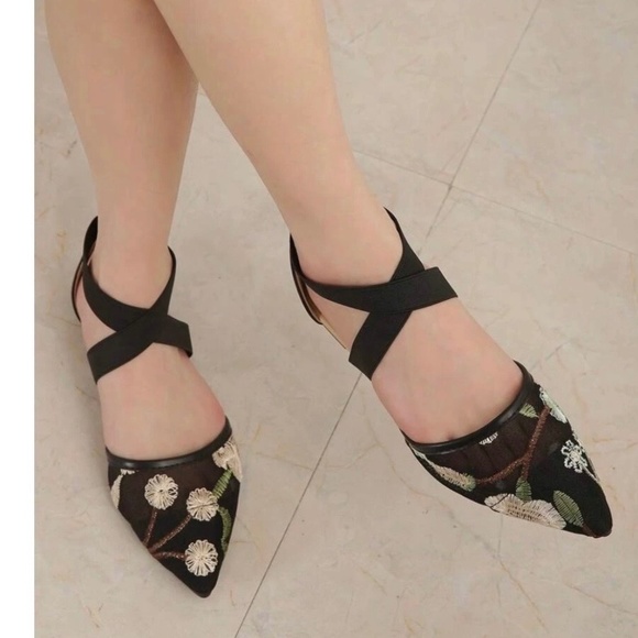 Ankle Strap Flats with Embroidered Floral Pattern Details - EUR 37 - Picture 3 of 12